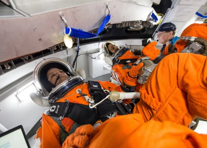 宇航员在猎户座实体模型内测试。