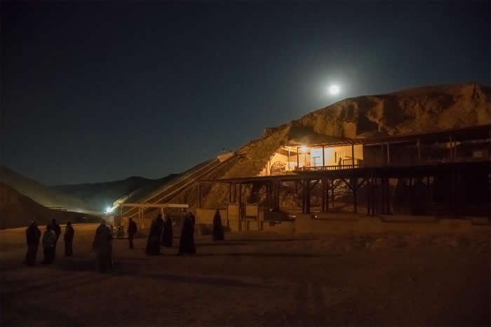 ��ҹ�����˾ۼ���ͼ̹������Ĺ����������¥�⡣ɨ����е�ʱ������ҹ�䵱�����Ȳ��Թ۹�Ϳ���֮�� PHOTOGRAPH BY KENNETH GARRETT, N