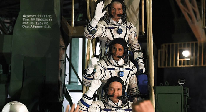 俄罗斯和美国宇航员离开国际空间站返回地球