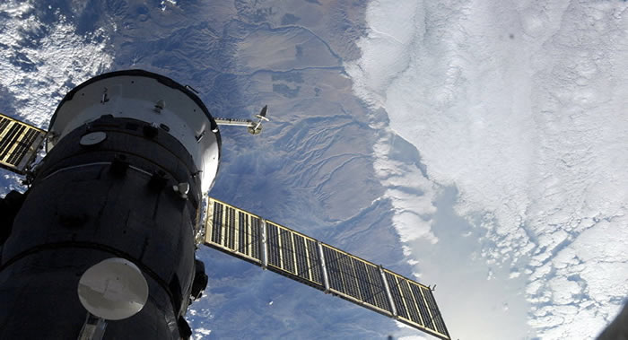 俄罗斯和美国宇航员离开国际空间站返回地球