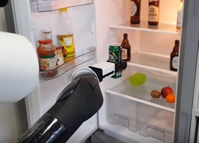 德国科学家研侍应机器人 帮忙到电冰箱里拿啤酒