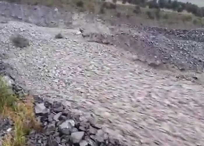 ������ɫ����ʯ����б�¹��¡�