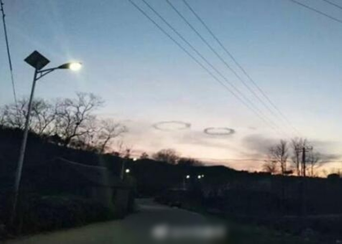 大连长海县有民众拍到奇怪的烟圈。