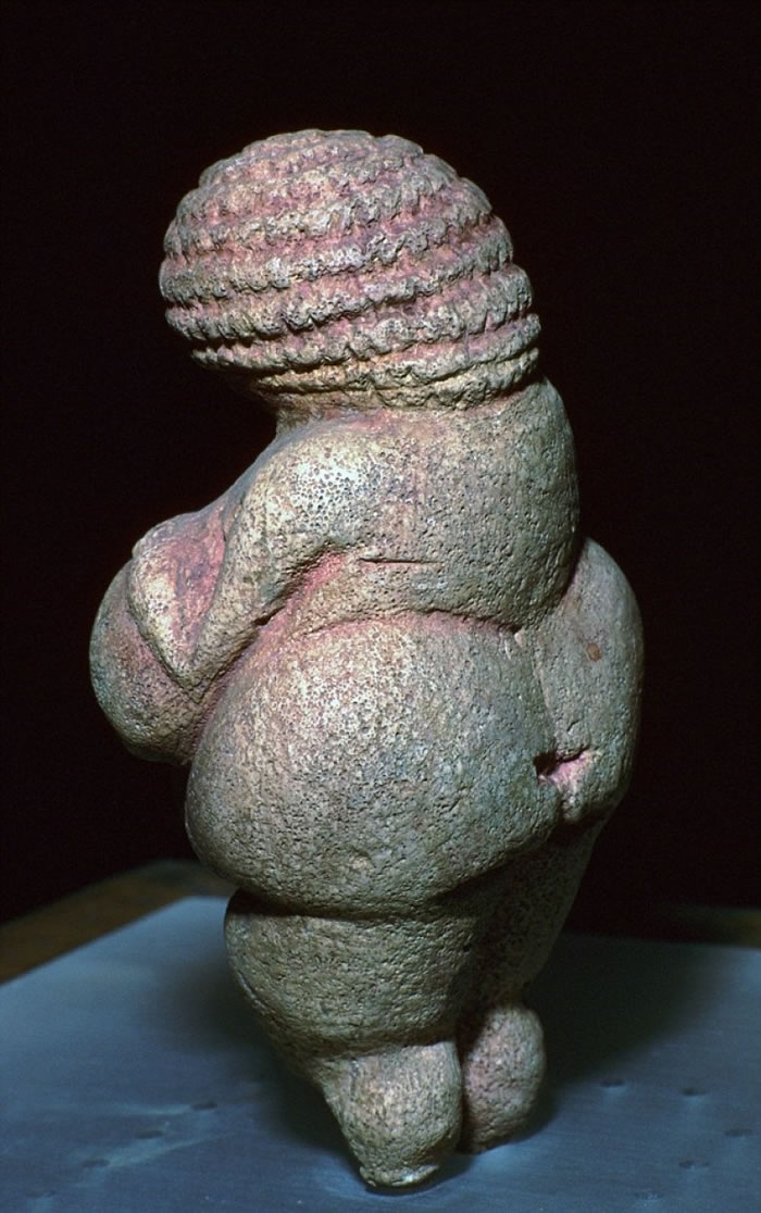 雕像的圆润体态,引起与旺盛生育能力的联想。