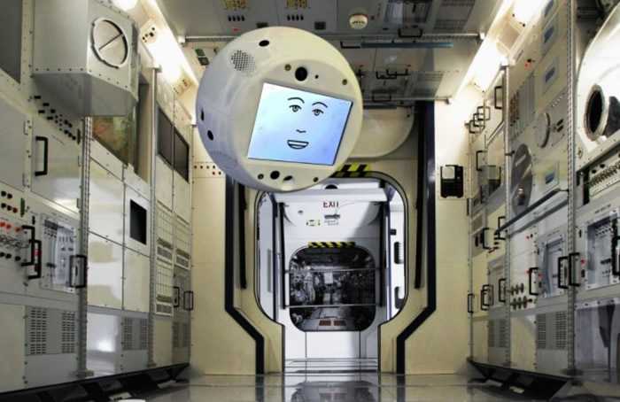 西蒙将协助驻ISS宇航员的工作。