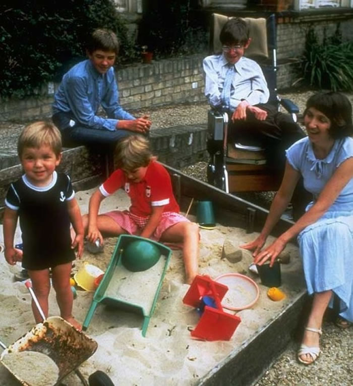 专题:著名物理学家霍金去世 患上肌肉萎缩症无碍伟大思想