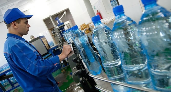 ŦԼ��ѧ��ѧ�ҳ�ÿ��ƿװˮ��ƽ������325������΢��