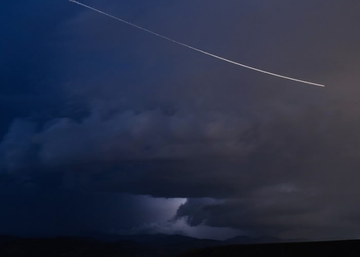 “火球”流星掠过美国西部 体积大如面包车