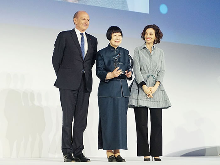 张弥曼(中)在“世界杰出女科学家奖”颁奖典礼