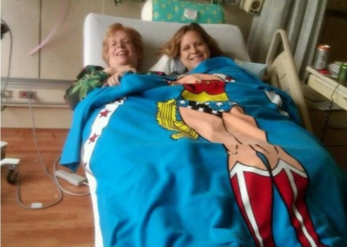 斯科特(右)卧床接受治疗。