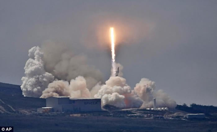 将台湾卫星送上近地轨道的美国猎鹰9号运载火箭在电离层形成直径900千米的大洞