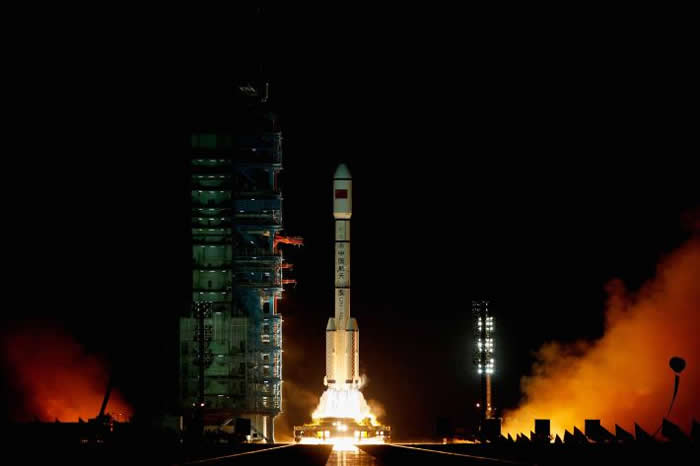 2011年9月,长征二号F火箭运载天宫一号太空站进入地球轨道。 PHOTOGRAPH BY LINTAO ZHANG, GETTY