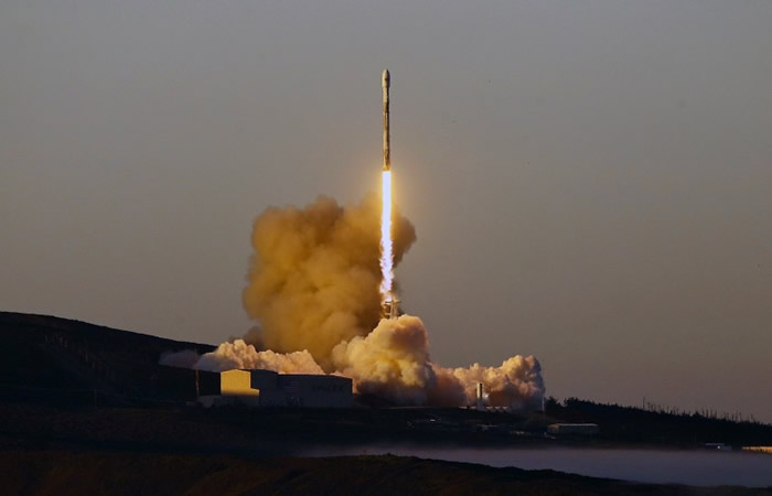 SpaceX猎鹰9火箭升空。