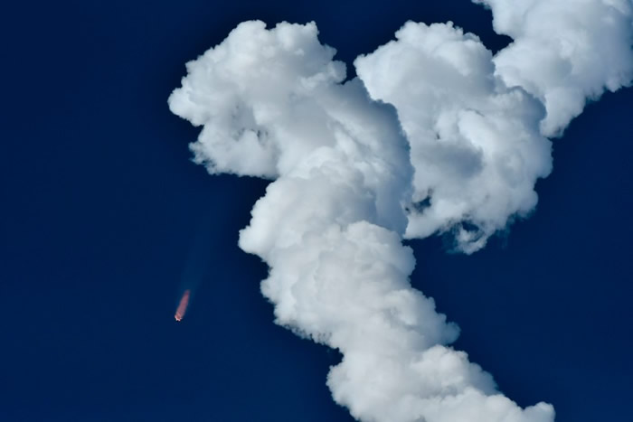 火箭运送一组通信卫星上轨道。