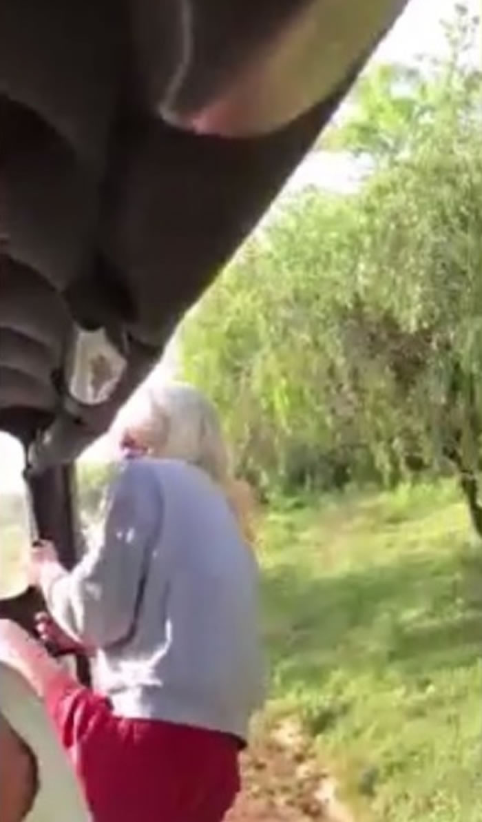 �ڼ�һ��Ů�ο��ŵ��������⡣