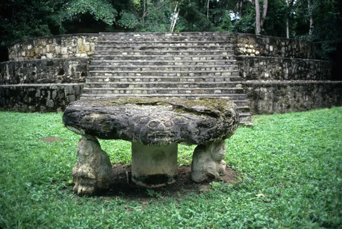 危地马拉的赛依巴尔(Ceibal)玛雅遗址藏有这地区最早仪式性活动的证据之一。PHOTOGRAPH BY STUART BAY, ALAMY