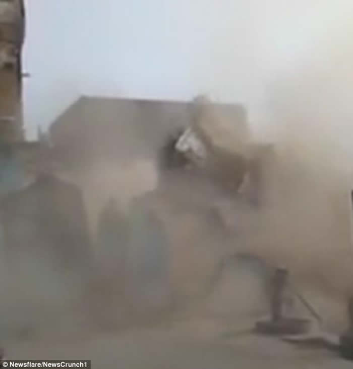 1000只老鼠啃咬地基 印度北方邦3层楼房6秒倒塌