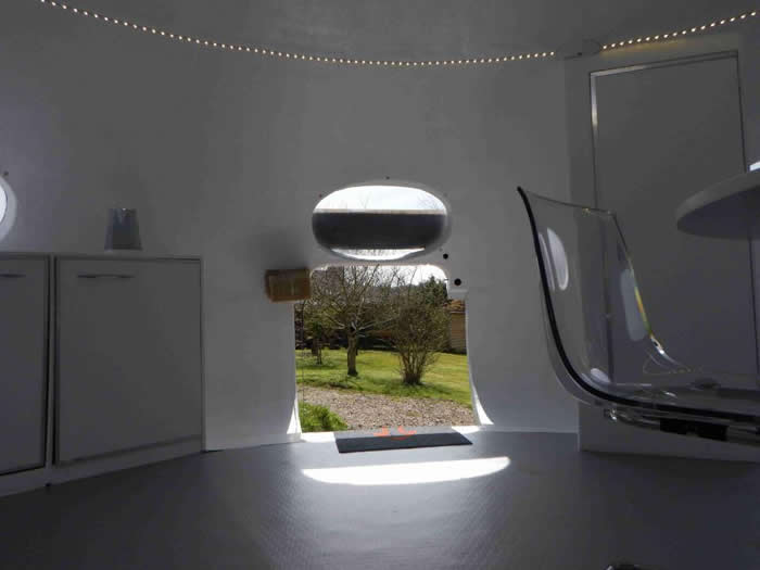 英国威尔斯推“飞碟度假屋” 让你住在里面静待外星人降临