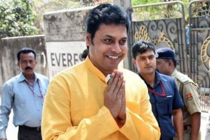 德布称印度是最好及优越的国家,人民应为此感到自豪。