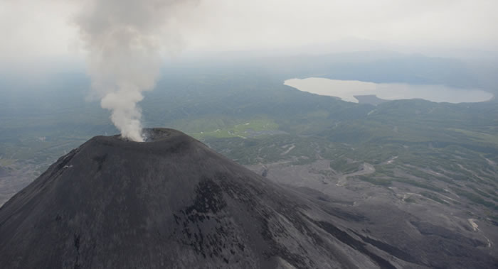 俄罗斯堪察加半岛卡丽姆斯卡火山喷出3000米高灰柱