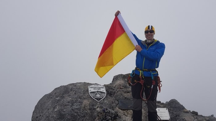 普莱恩登上查亚峰。