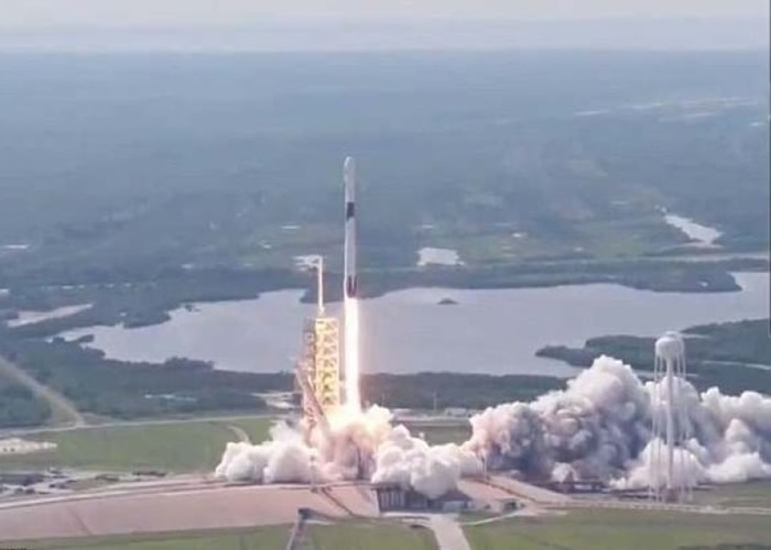 Space X首次成功发射Block5猎鹰9号火箭。