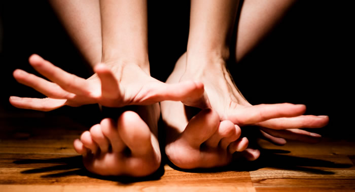 ��Ӣ��ҽѧ��־����ʪ��߸������з�ͻ���Ѫ�ܼ���