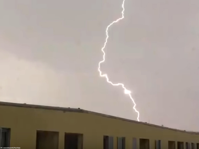 外星人及UFO探索组织SecureTeam10:捷克一道闪电中惊现三角形UFO