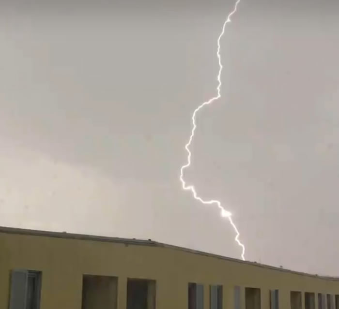 外星人及UFO探索组织SecureTeam10:捷克一道闪电中惊现三角形UFO