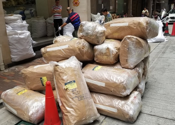 鱼翅由斯里兰卡经新加坡运入香港。