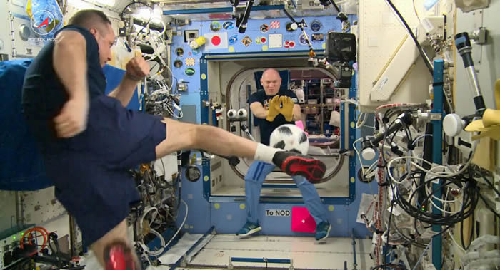 ����˹�Ա��2018�����籭��������Telstar18�ӹ��ʿռ�վ���ص���