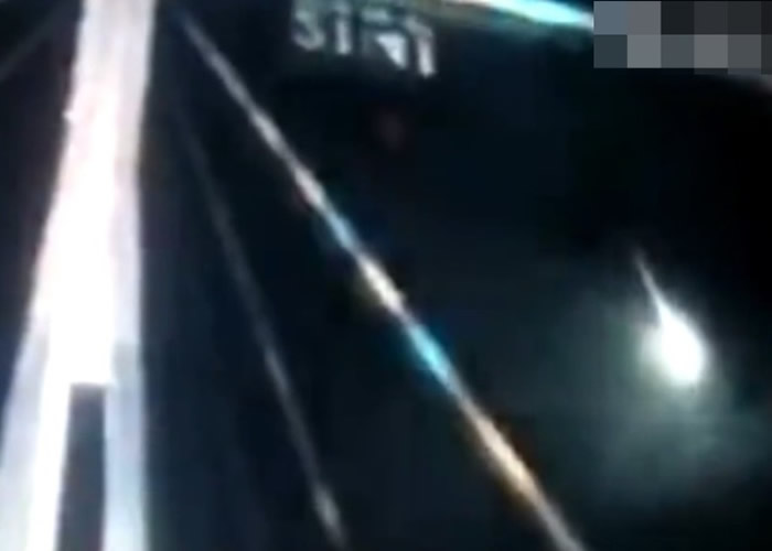 云南惊现流星划破夜空。