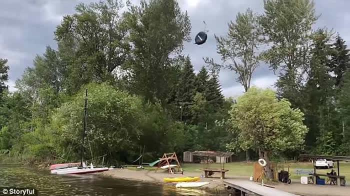 美国华盛顿瑟马米什湖“尘卷风”来袭吓坏小狗