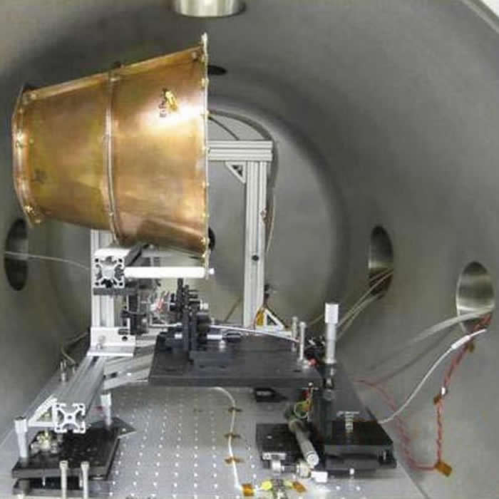 位在测试室内的美国航太总署电磁推进器。 PHOTOGRAPH BY NASA, ALAMY