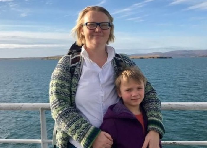 米尔斯母亲(左)对儿子(右)的创举感到骄傲。