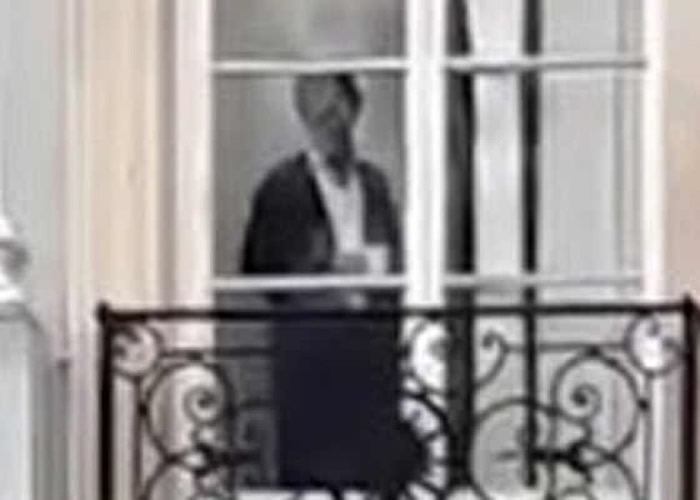 所见女鬼身穿维多利亚时代服装。