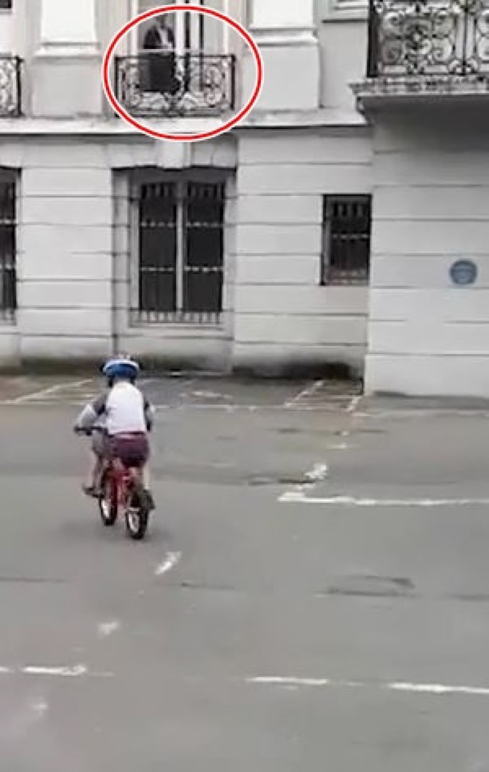 兰登的影片中惊现一名维多利亚时代女鬼(红圈示)。