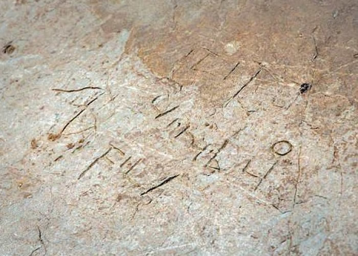 该些涂鸦以拉丁文及希腊文刻成写。