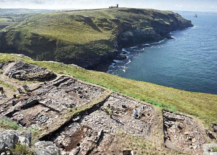 该残缺石窗台在廷塔哲城堡遗址发现。