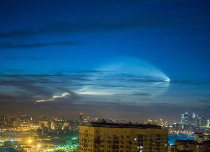 俄罗斯西部夜空现巨大白色光影 难道是UFO来袭?