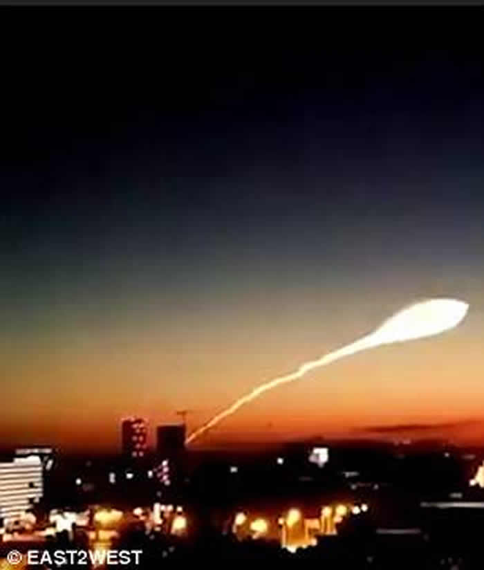 俄罗斯西部夜空现巨大白色光影 难道是UFO来袭?