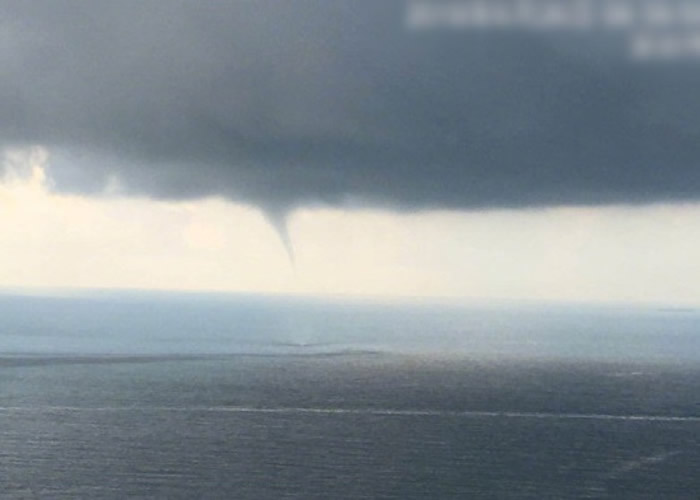 有网民估计,该水龙卷若顺利移至大海位置,势头有望增强。