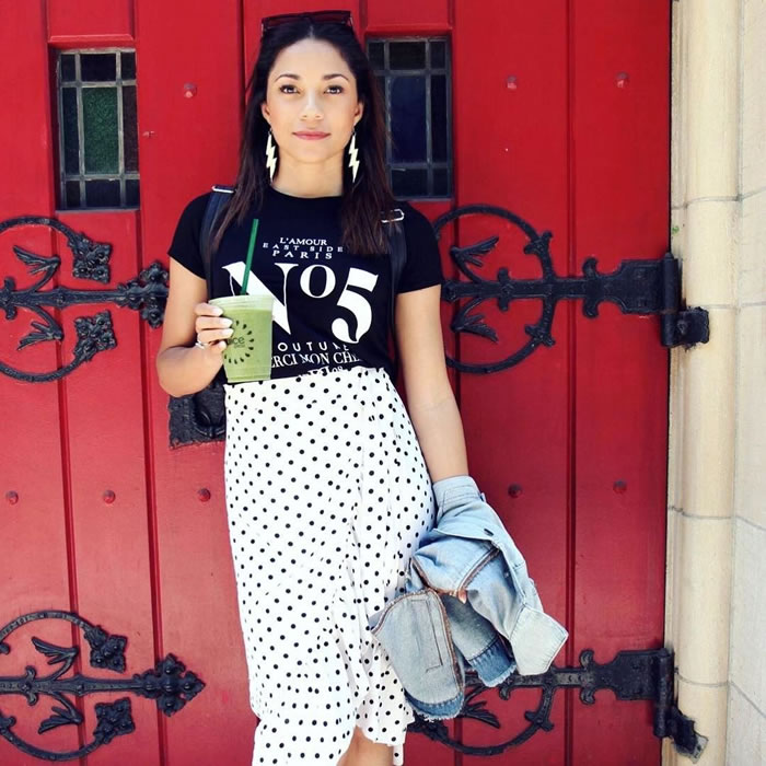 巴西女孩Christina Rickardsson从小在山洞长大 差点成美洲豹猎物