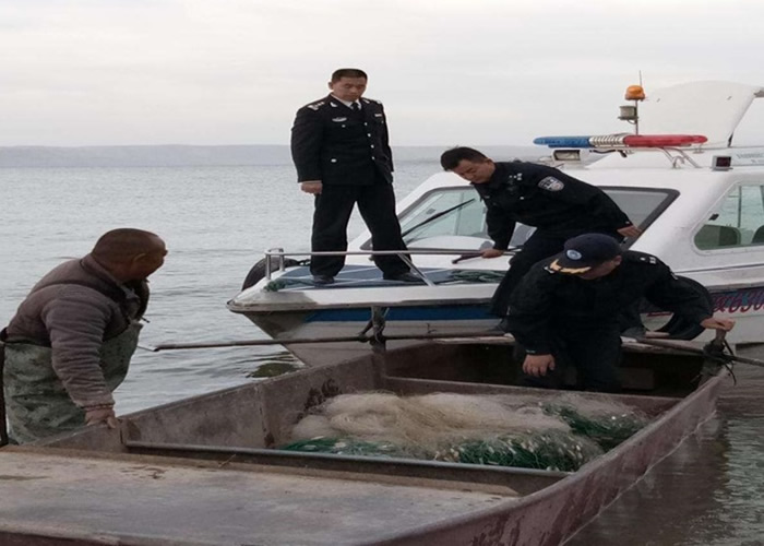 黄河流域禁渔期间,各地执法人员不时查截违法捕捞的船只。