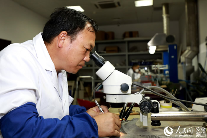 探秘“化石修复师”:别人修文物 我们修化石