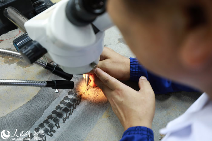 探秘“化石修复师”:别人修文物 我们修化石