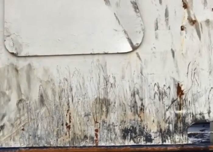 船身有无数的黑色刮痕。