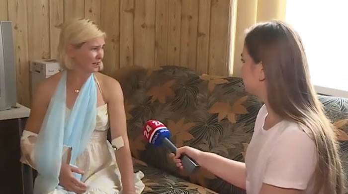 乌克兰醉酒女子参观野生动物园与狮子合照扯鬃毛险被咬住拖走