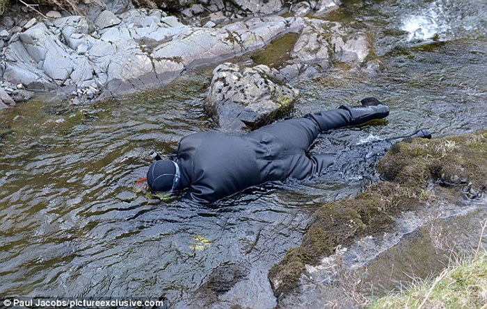 寻金猎人在英国河中发现高尔夫大小的“道格拉斯金块” 价值5万英镑