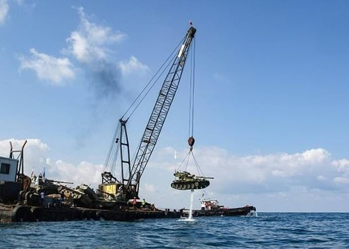 大船吊臂吊起坦克。